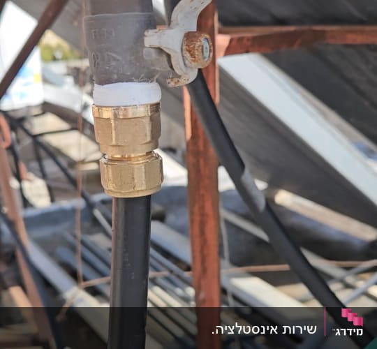 צינור ומחבר מתכת בעבודת אינסטלציה